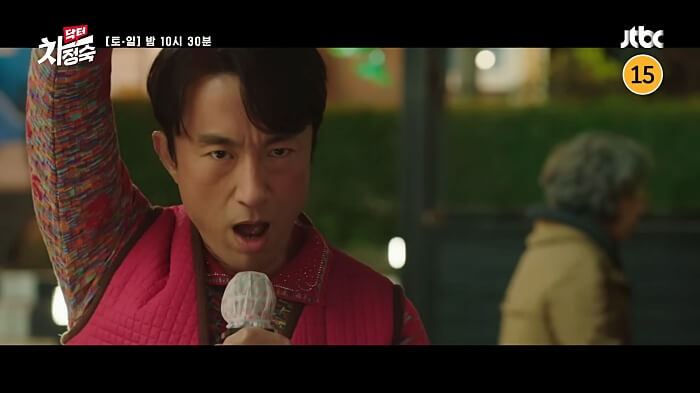 마이크를-잡고-노래를-부르는-서인호