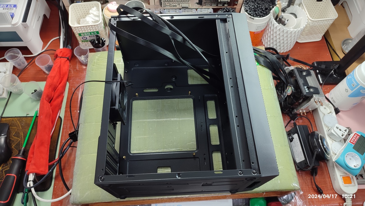 케이스 외관 상태 전면 패널선은 충분히 깁니다.