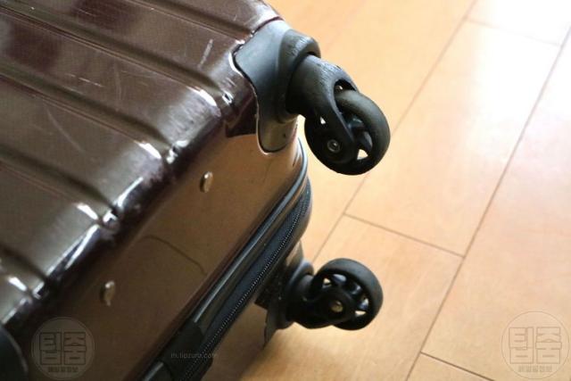 여행용 캐리어 바퀴 청소