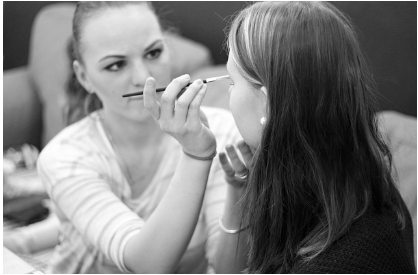 2025년 뷰티 트렌드 예측 &ndash; 올해 주목해야 할 메이크업, 스킨케어, 헤어스타일 트렌드