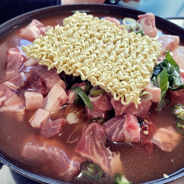 라면과-돼지고기-김치찌개