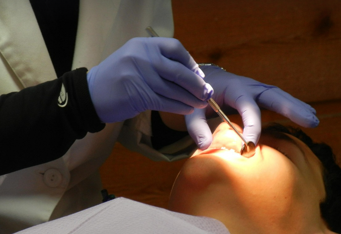 치과치료중인 남자