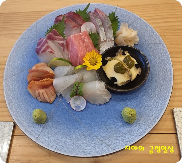 접시위에 전복과 각종 회