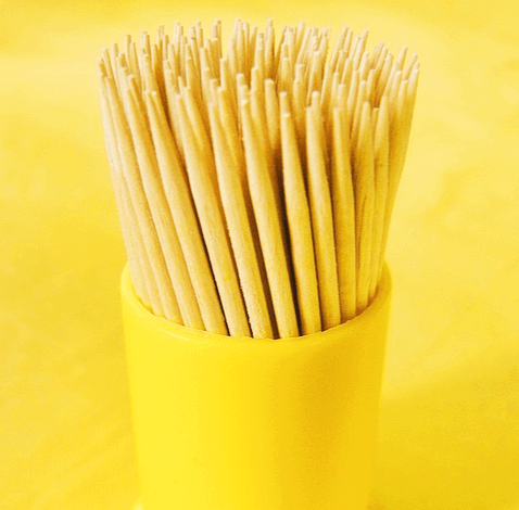 노란 바탕화면에 노란통이 있고 노란통 안에는 이쑤시개들이 한가득 담겨있다.