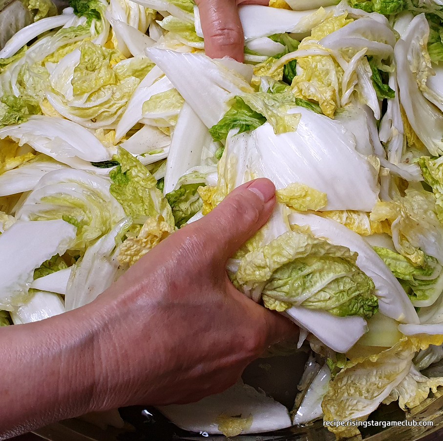 배추겉절이에 들어갈 배추를 40분 절인뒤 한번 뒤집어 주는 사진