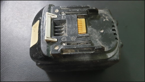 마끼다 18V 9A 배터리 정면