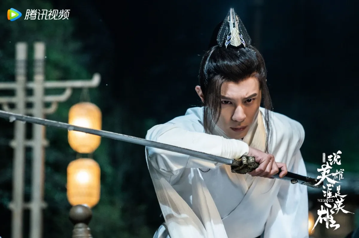 흰옷입고-칼을쥐고있는-적비경