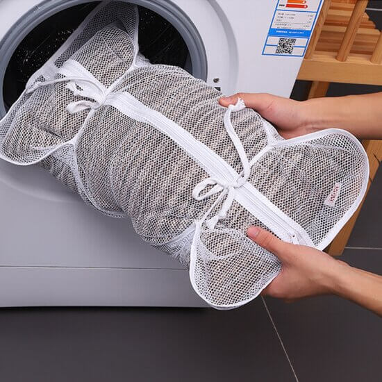 패딩을 큰 세탁망에 넣습니다