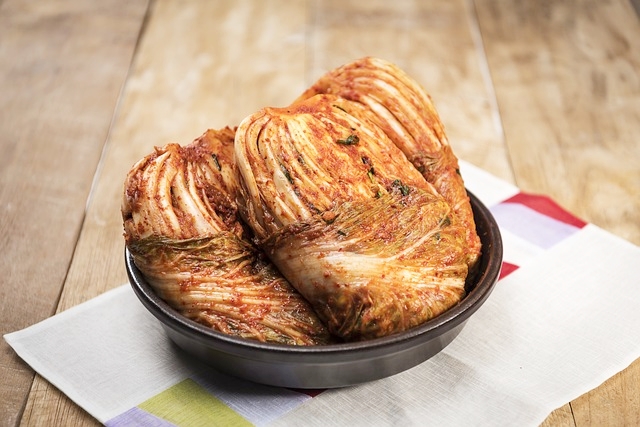 항아리 그릇에 담겨있는 배추김치 두포기