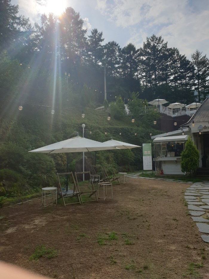 입구 좌측에 있는 야외 테라스