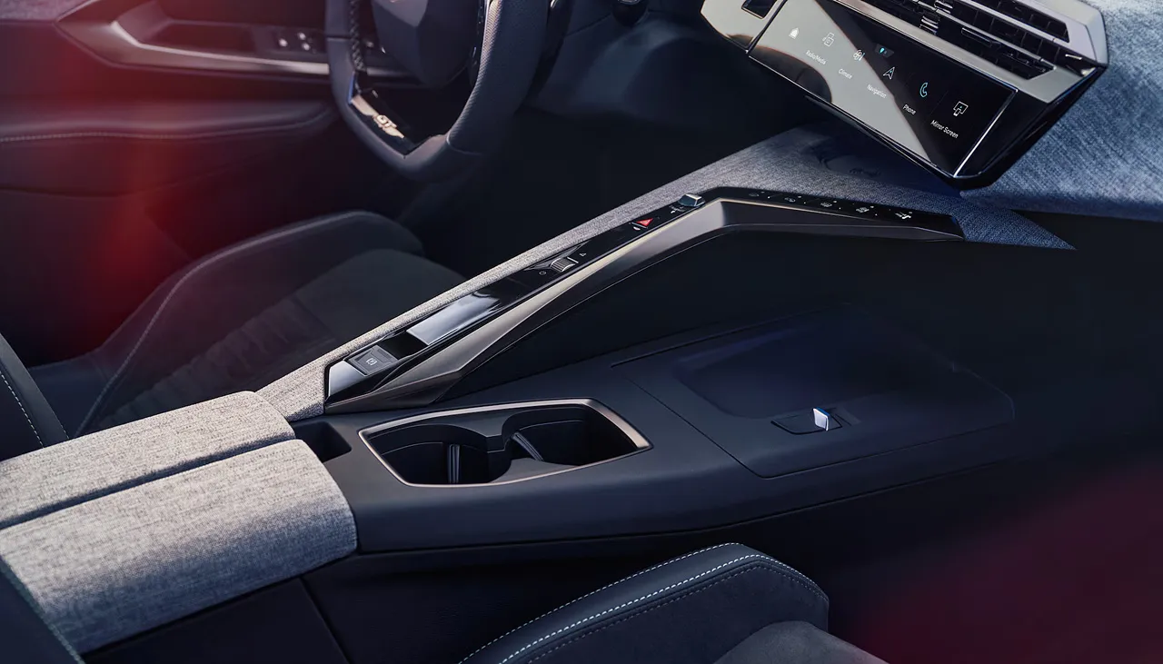 푸조 3008 하이브리드 차량 이미지