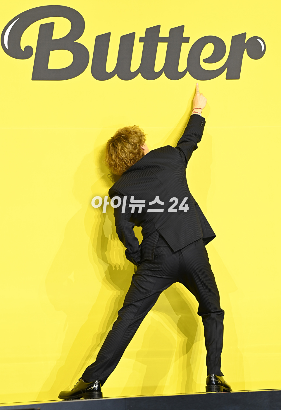 방탄소년단(BTS) 새 디지털 싱글 &#39;Butter&#39; 발매 기념 글로벌 기자간담회가 21일 오후 서울 송파구 방이동 올림픽공원 올림픽홀에서 열렸다. 방탄소년단 뷔(김태형)가 포토타임을 갖고 있다.