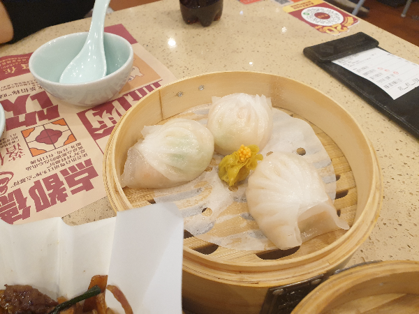 딤섬 3개가 들어있는 찜통. 겉으로만 봐도 큼지막한 새우가 들어있음을 알 수 있다.