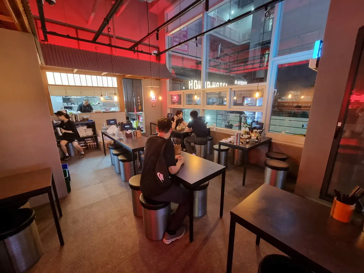 테이블이 8개 정도 있는듯 해요