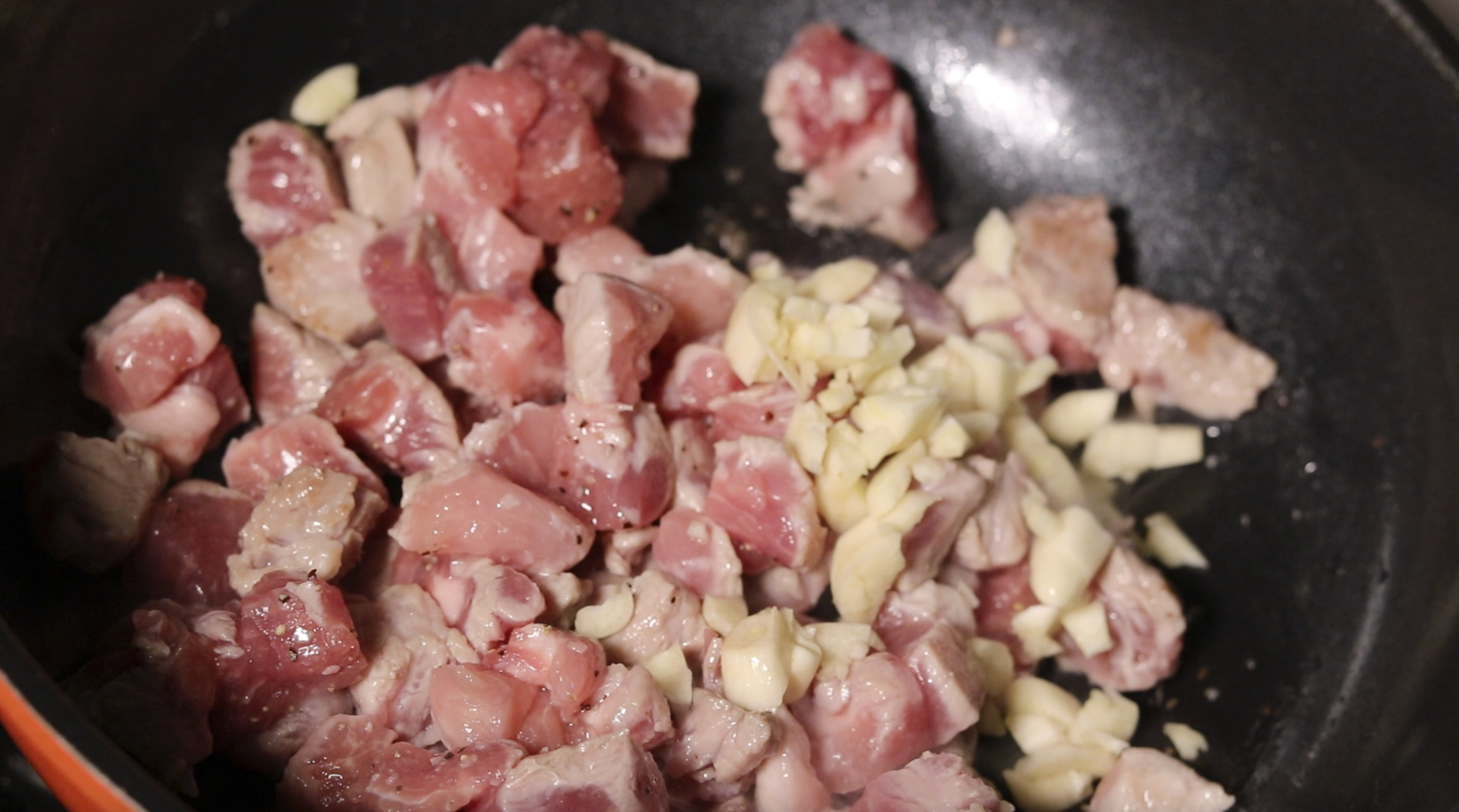 4. 마늘 4~5쪽 넣어주세요. 
칼로 납작하게 으깨서 대충 썰어주시면 됩니다.
