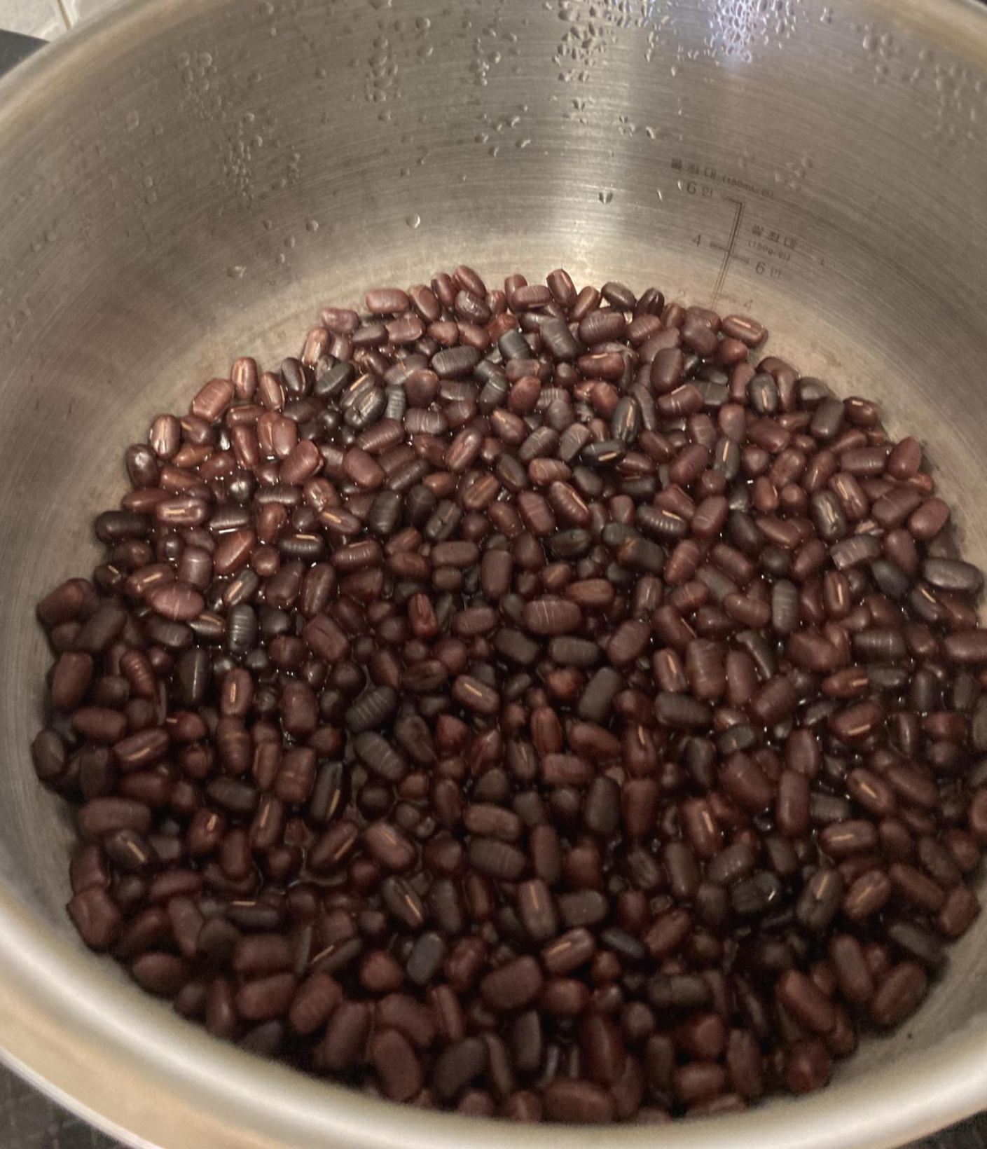 압력밥솥 안에서 갓 삶은 팥