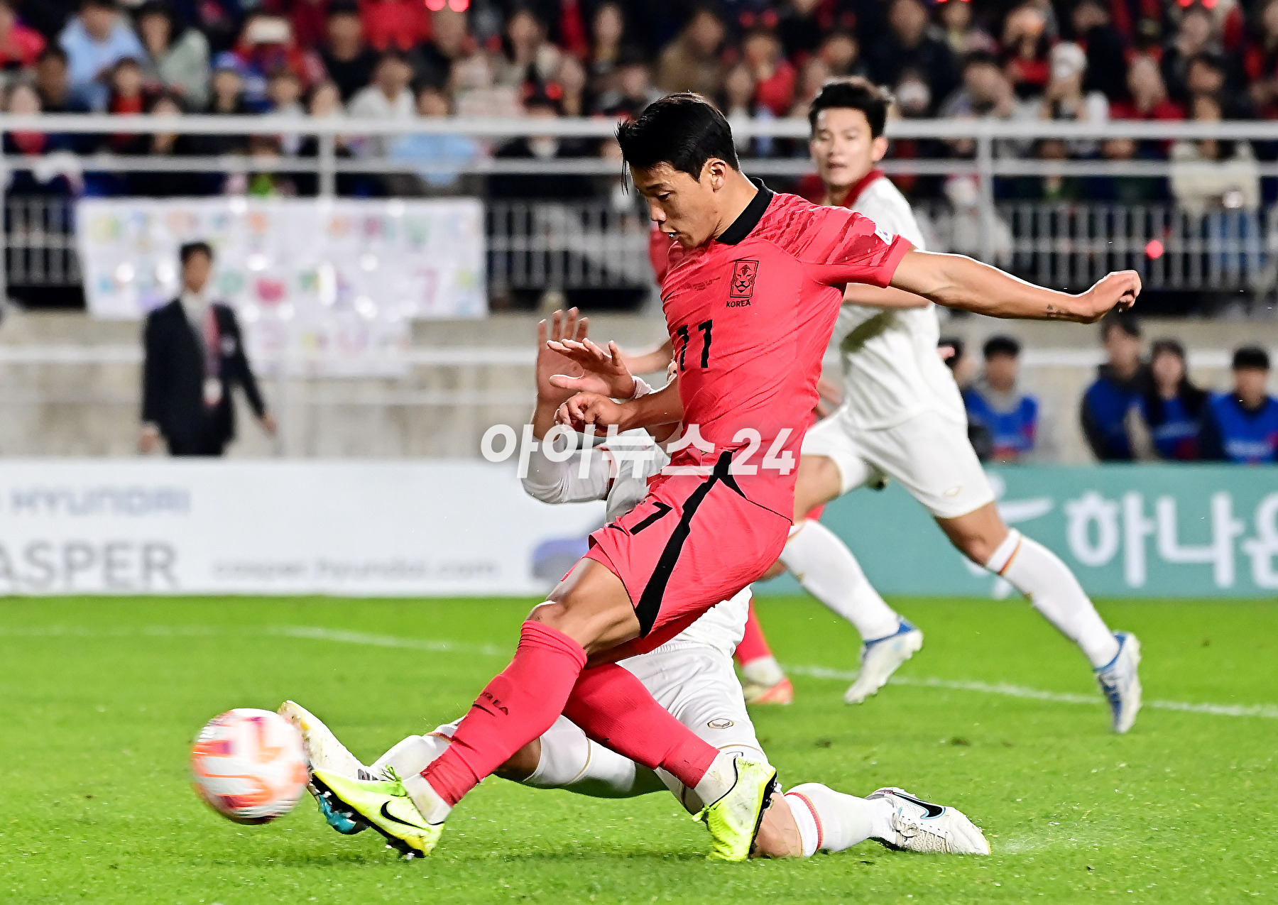 클린스만 감독이 이끄는 한국 축구대표팀은 17일 수원월드컵경기장에서 열린 베트남과 평가전에서 6-0 대승을 거뒀다.손흥민이 팬들에게 인사를 하고 있다. [사진=곽영래 기자]