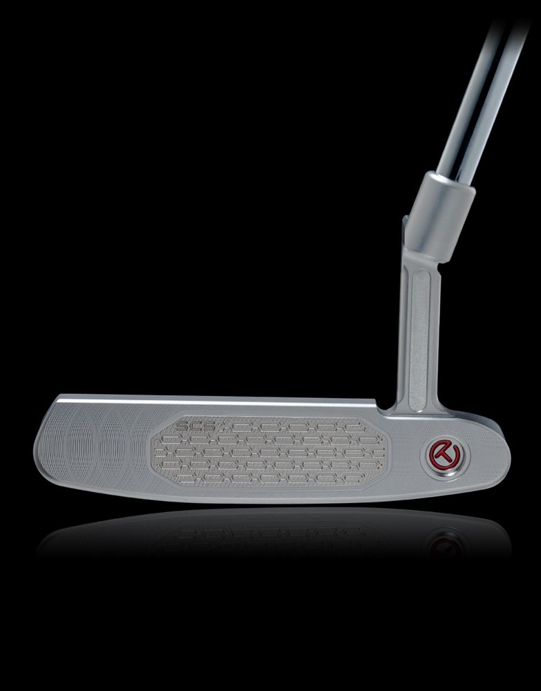 Scotty Cameron Studio Style Newport Tour 퍼터의 페이스면, Studio Stainless 소재에 SCS 체인 링크 밀링 인서트와 붉은 서클 T 로고가 돋보이는 디자인