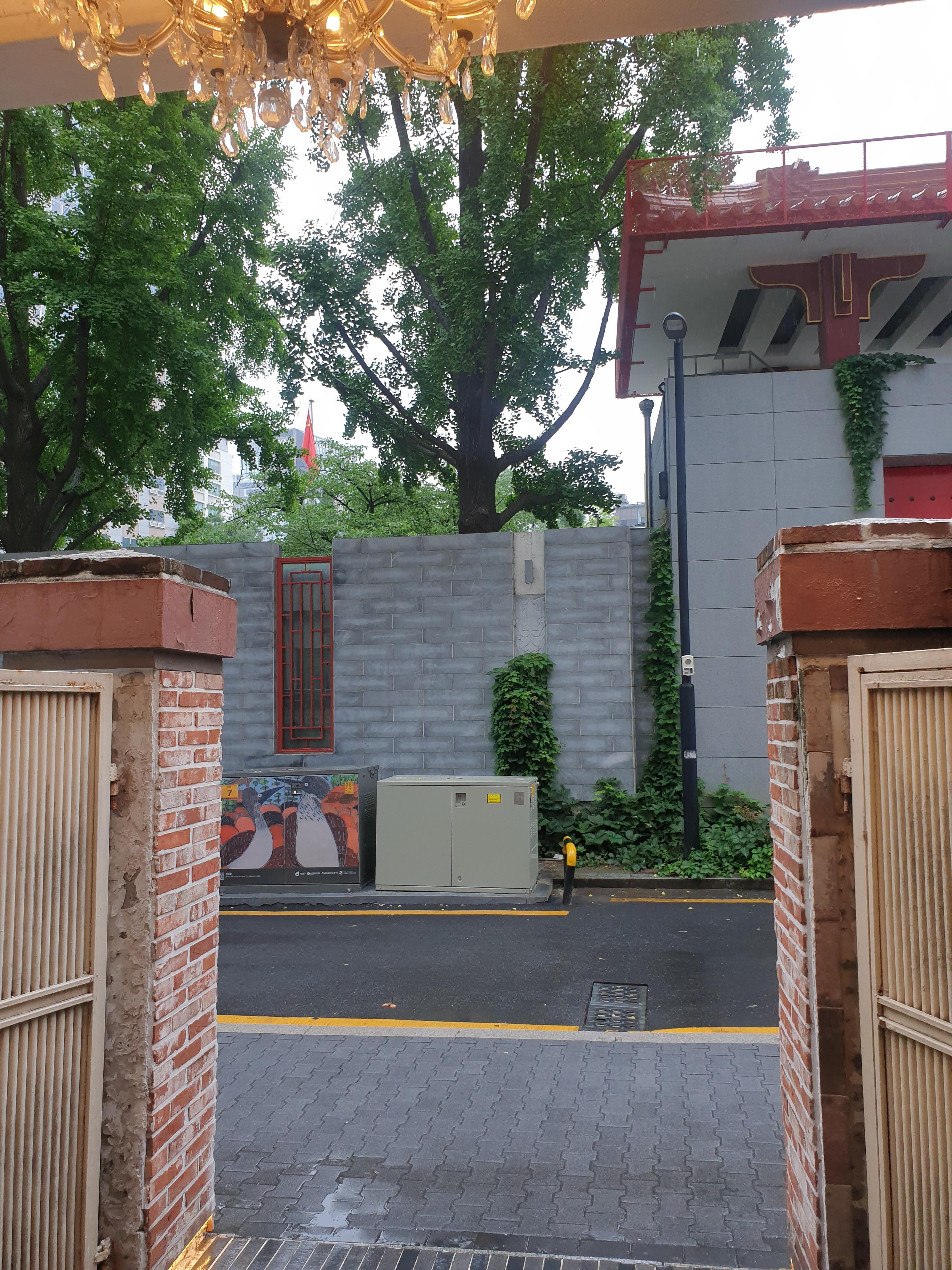 카페 입구에 바라본 중국대사관