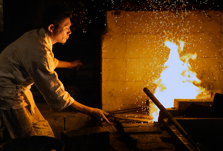 남자가 칼을 불에 달구는 모습