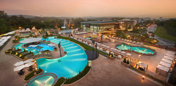 이천 테르메덴 (특징: 독일식 온천, 다양한 풀, 숲 속 노천탕)