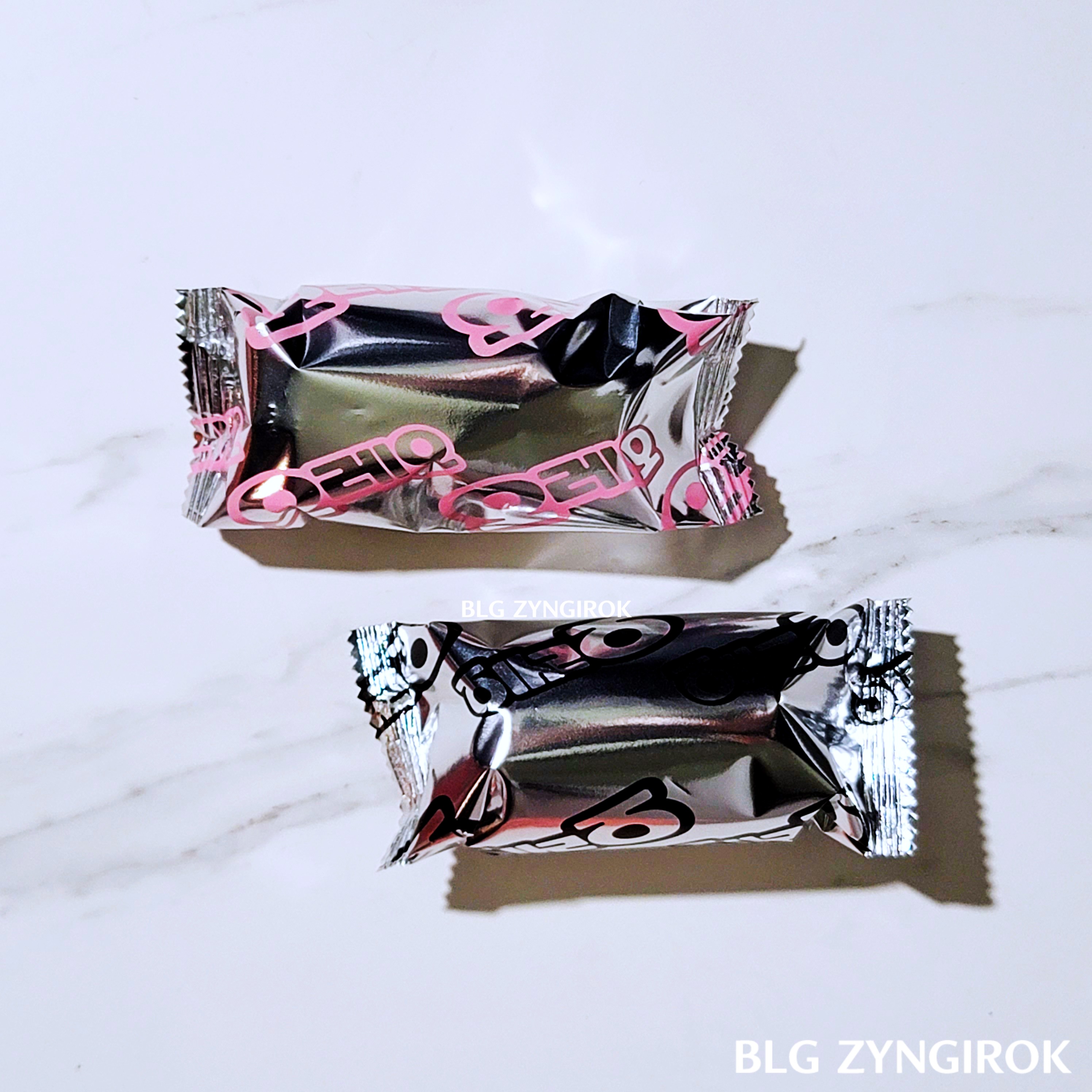 오레오-봉지-두개가-놓여있다.-하나는-분홍색이고-하나는-검은색이다.