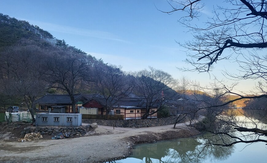 포항 오어사 : 원효와 혜공이 물고기를 대변으로 내보내고 거슬러 올라가는 물고기를 서로 내 물고기라고 하였다는 설화가 있는 사찰