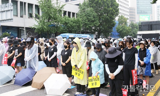 &lsquo;가르침&rsquo;은 사라지고&amp;#44; 교사는 이제 &lsquo;을&rsquo;이다