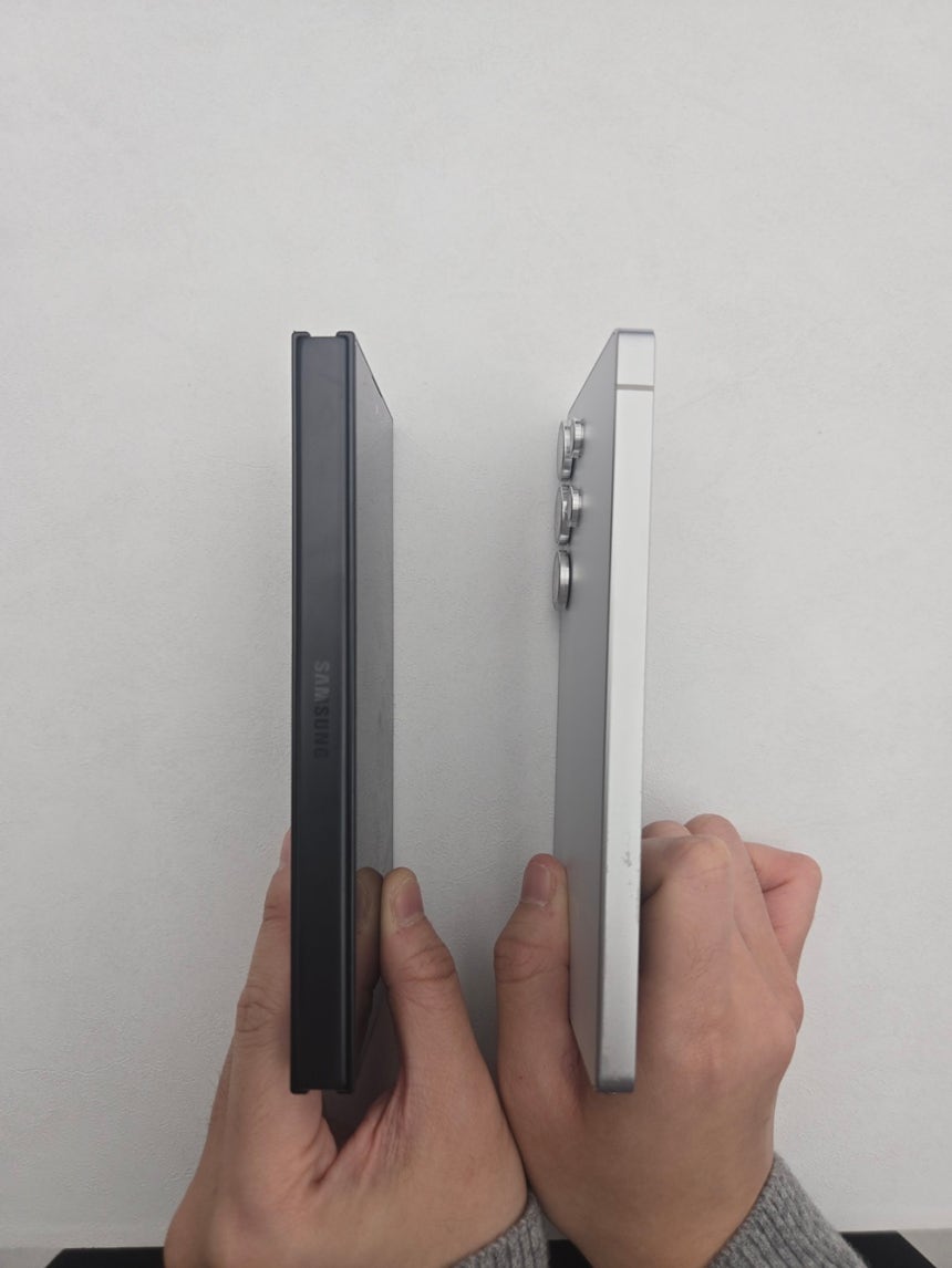 트라이폴드를 접은 상태(왼쪽)와 S25 울트라. 예상보다 두께 격차가 작다.