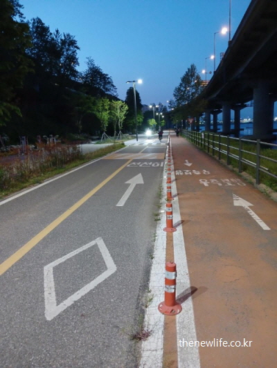 Night view of Han River bike and walking path with street lights/한강변 자전거 도로와 걷기운동 길 야경, 가로등 불빛이 켜진 모습이며 복부비만 해결을 위한 빠르게 걷기 장소