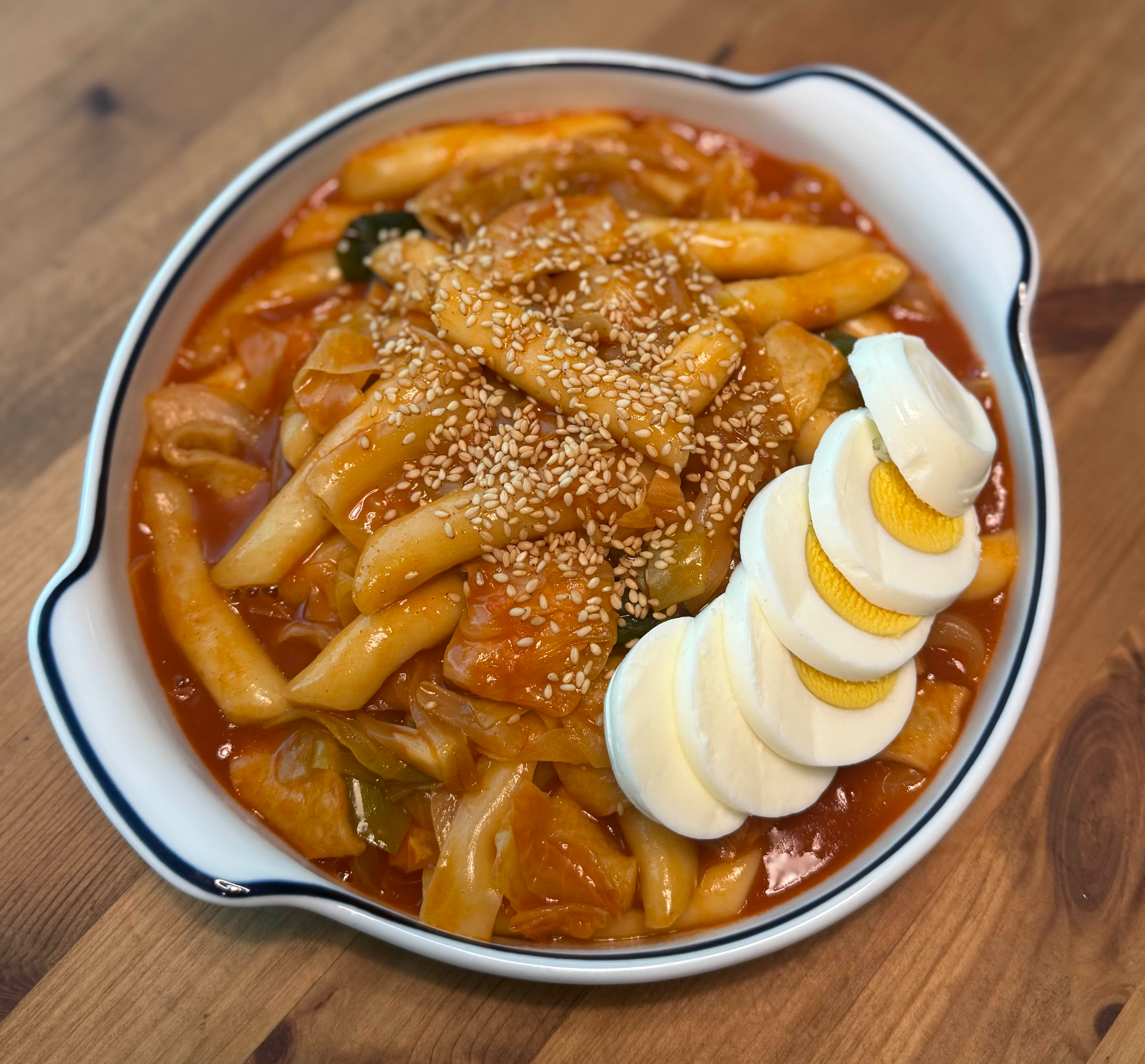 완성된 떡볶이와 삶은 달걀 토핑