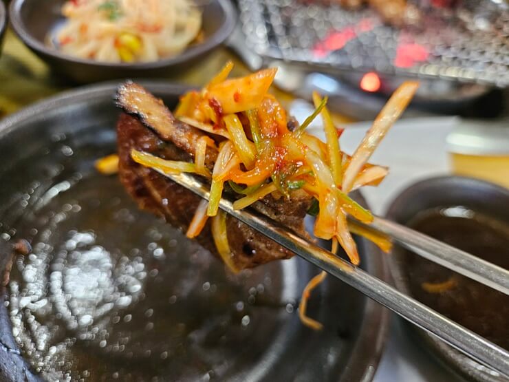 야채와 함께 먹는 돼지갈비