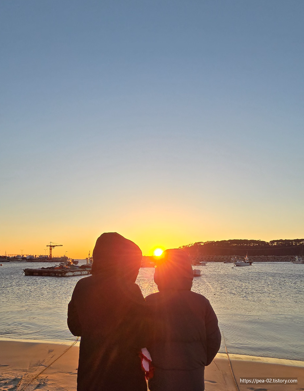 바다 위로 솟아오르는 해돋이 감상모습