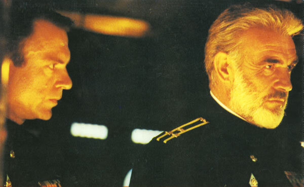 어딘가를 바라보는 남자 두 명