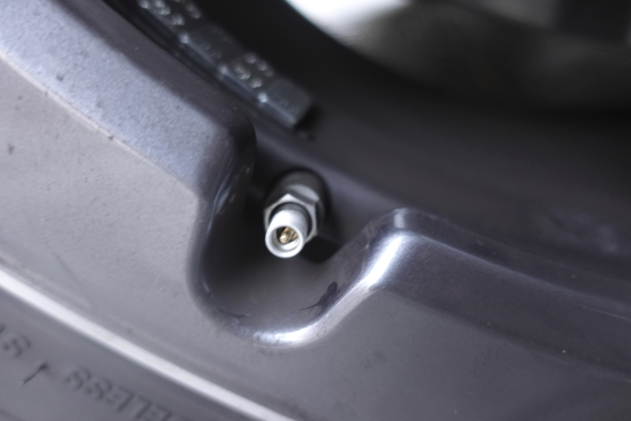 타이어 공기압 빼는법 주입구 열기