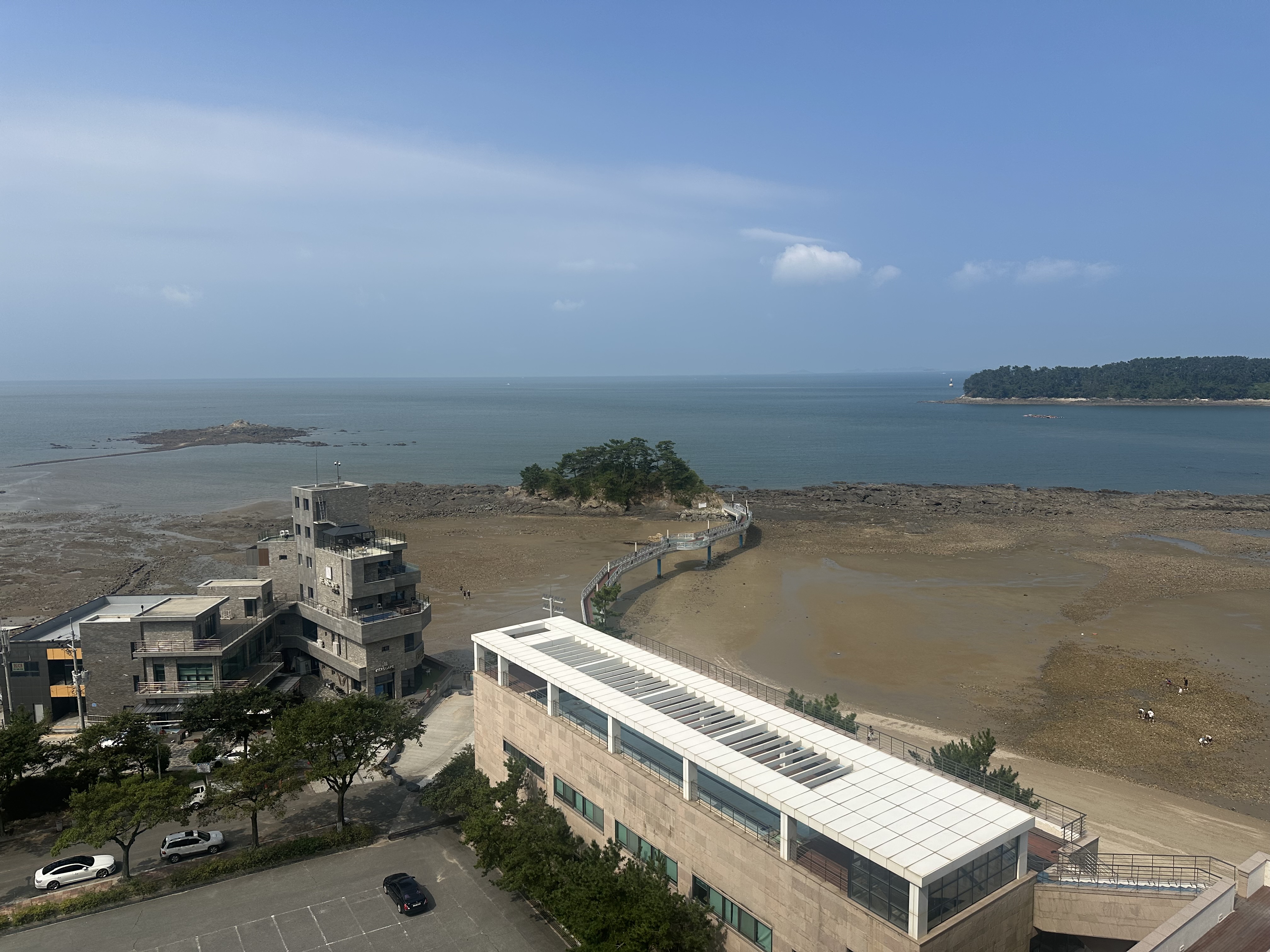 Travel Review 2: Boryeong, Daecheon, and Muchangpo in Chungnam, Korea (Family Travel Destination Recommendation, Muchangpo Beache Palace, Mudflat Experience, Sky Bike Price &amp; Duration, Daecheon Restaurants &amp; Lunch Spots, Daecheon Beach, Stunning Sunset, Closed Sanghwawon, Daecheon Port Fish Market, Useong Fisheries, Suyeonho Fisheries, Muchangpo Beache Palace, Ocean View, Lodging with Kitchen Facilities, Muchangpo Pension)