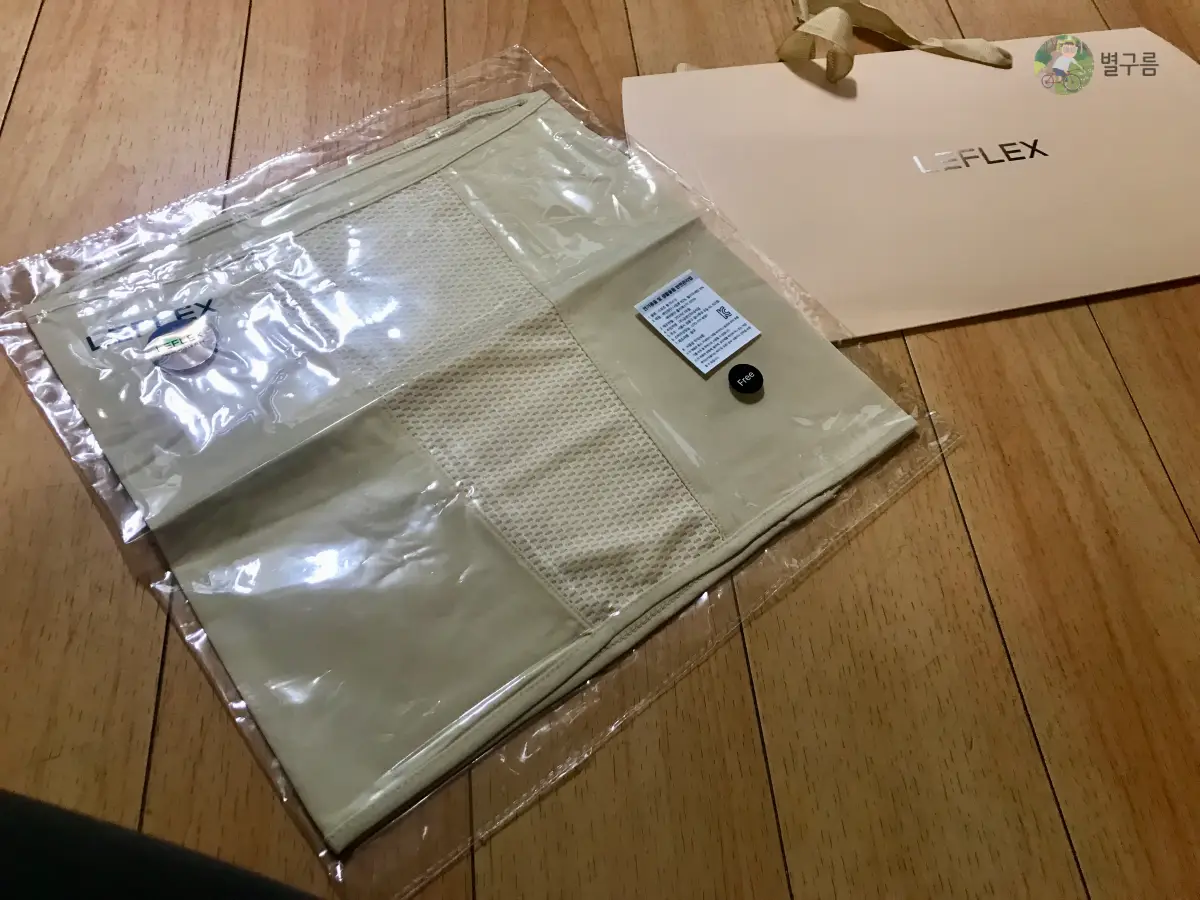 자외선마스크-르플렉스-본품-포장백-마루-위