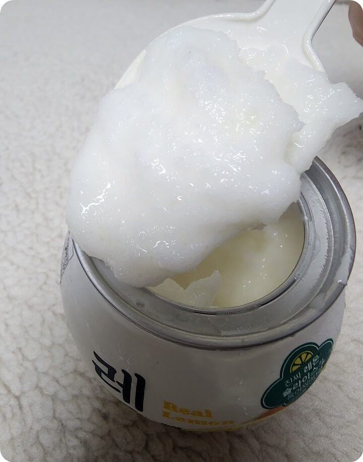 흰 숟가락으로 뜬 하얀 샤베트