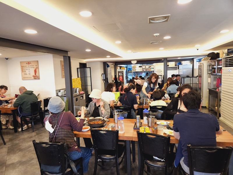 손님이-가득한-실내