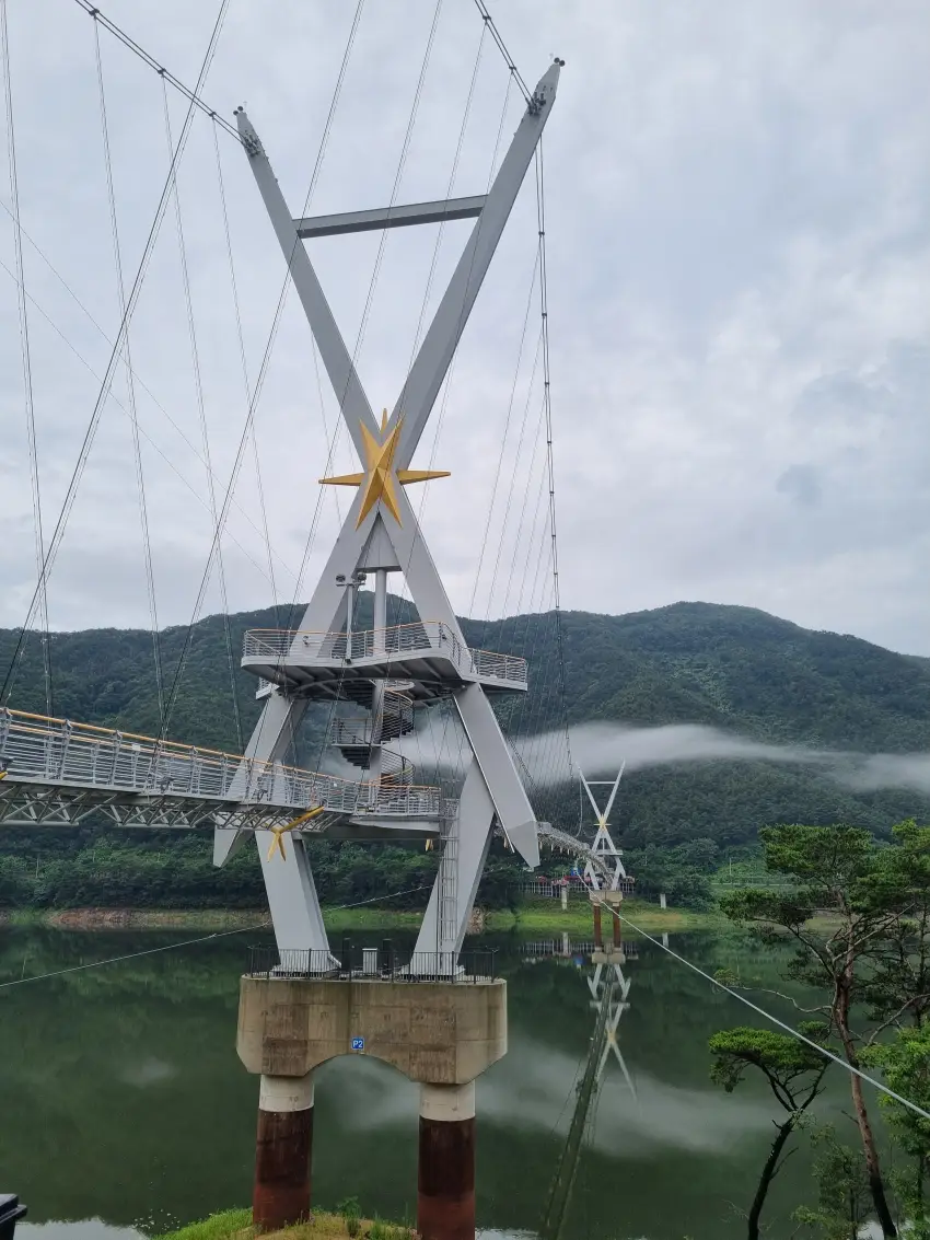 출렁다리는 건널 수 없었지만 물에 비친 모습이 보기 좋았습니다.