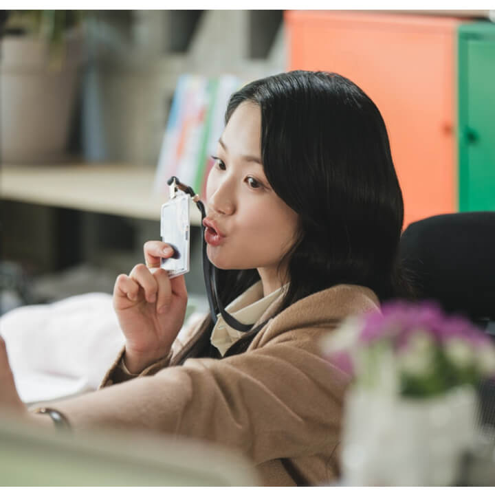 임솔이-사원증을-입에-두고-뽀뽀하는-모습을-셀카-찍고-있다