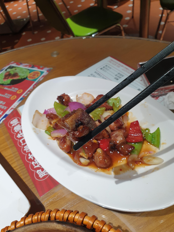 정 중앙에 뼈가 있는 돼지 갈비. 쫀득한 식감. 뼈 때문에 살짝 딱딱한 느낌이 든다.