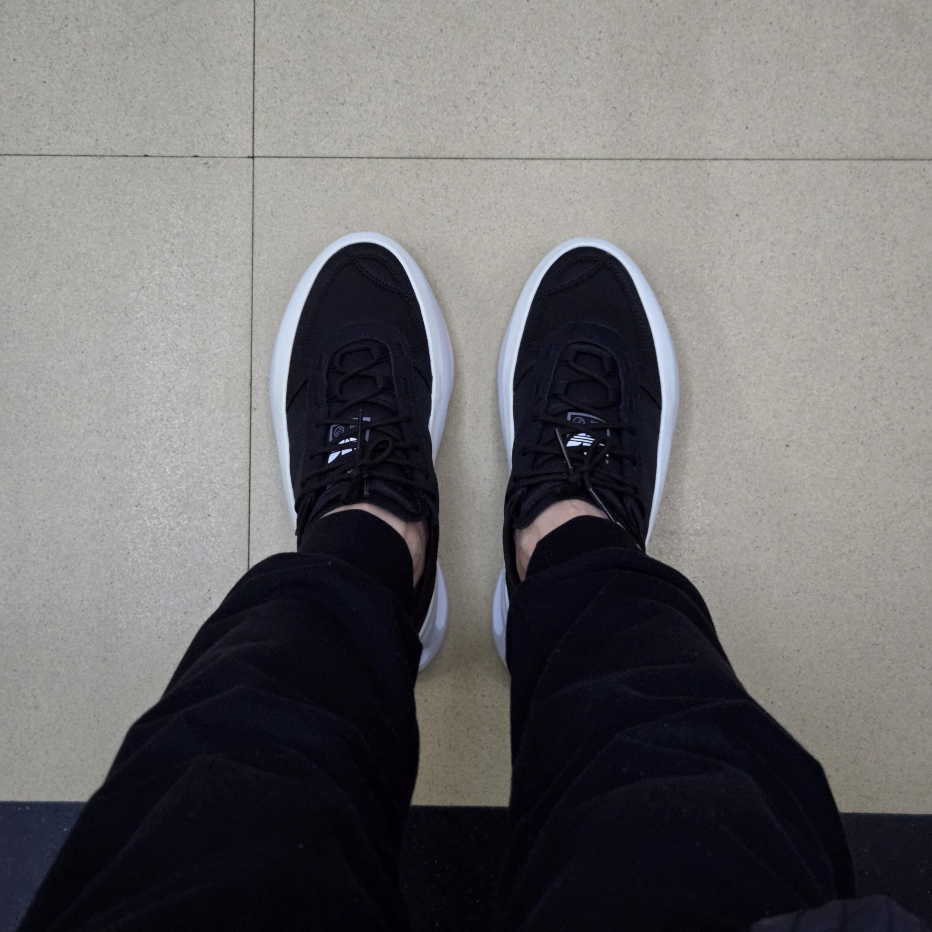 아디다스 오리지널스 아디폼 TRXN 코어 랙과 츄리링 코디