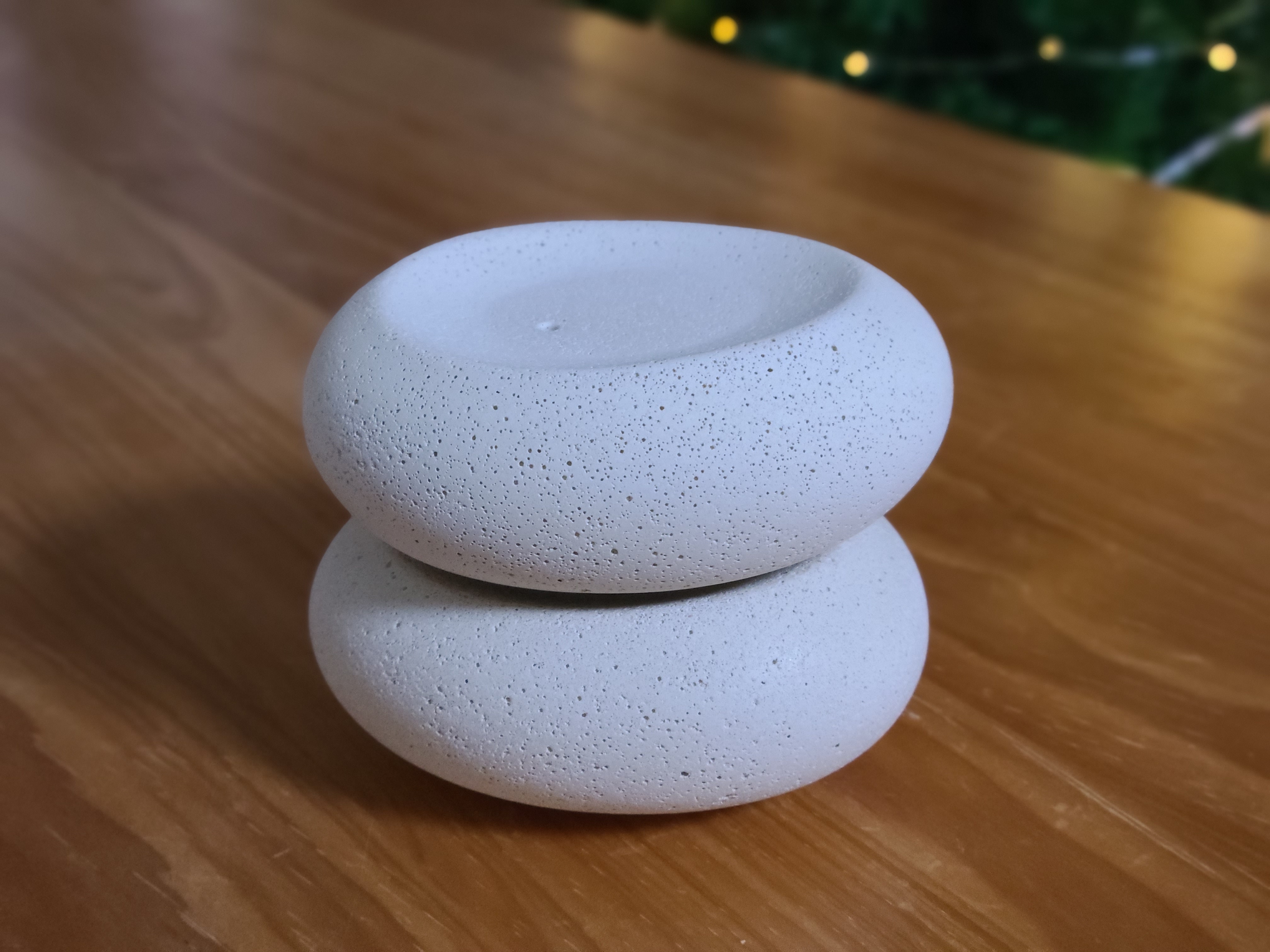 플라쳐 인센스 홀더 두개를 포개 놓은 모습