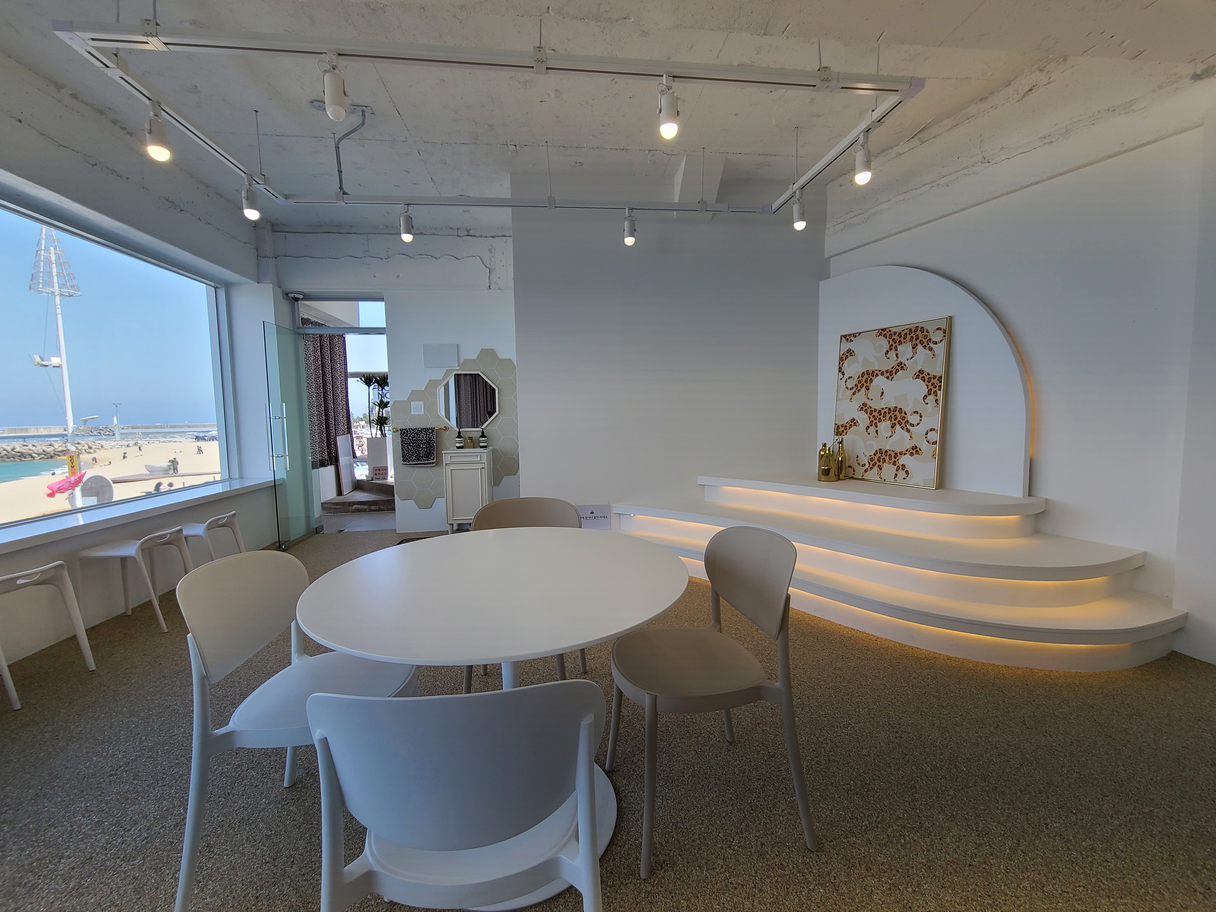 안목해변 카페 레오파드 2층 내부