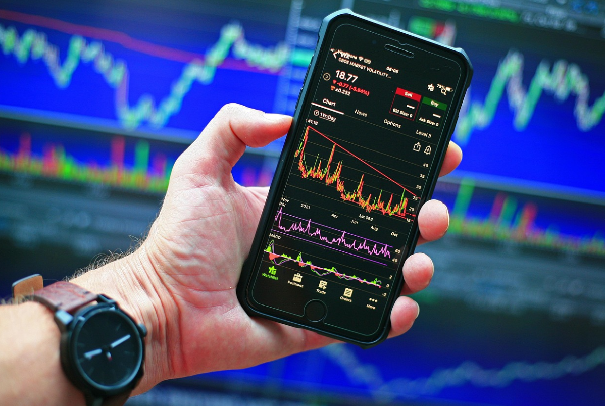 주칙창이 켜진 핸폰을 쥔 손