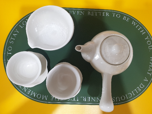 초록색 매트 위에 다완 공도배 그리고 찻잔 2개가 놓여있다.