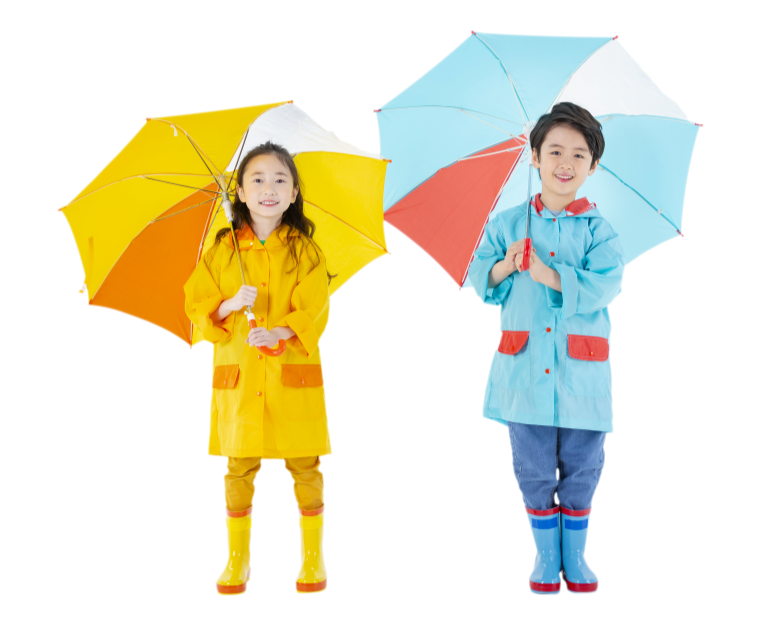 비옷 입은 여자아이와 남자아이