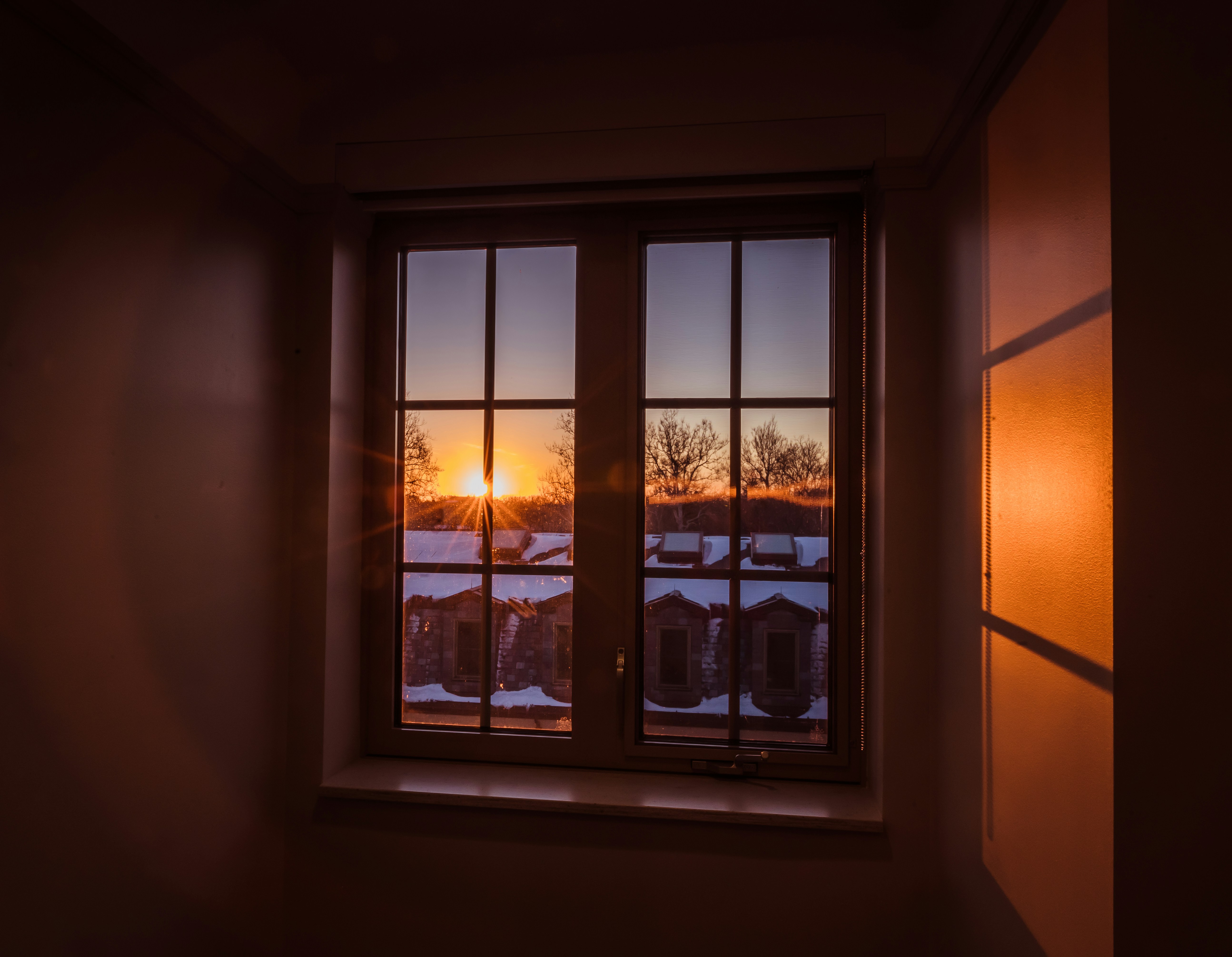 햇빛이 들어오는 겨울 아침 창가 관련 사진