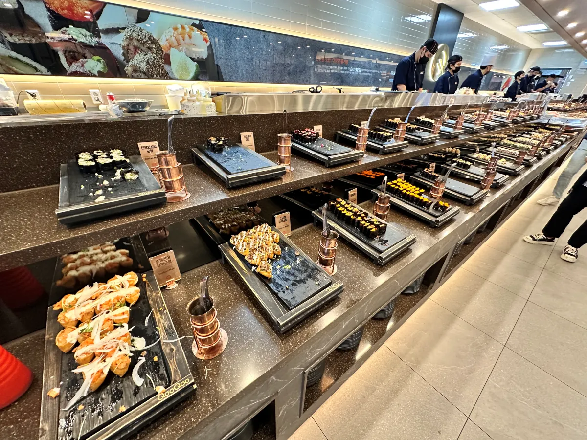 쿠우쿠우-초밥이-비치되어-있다